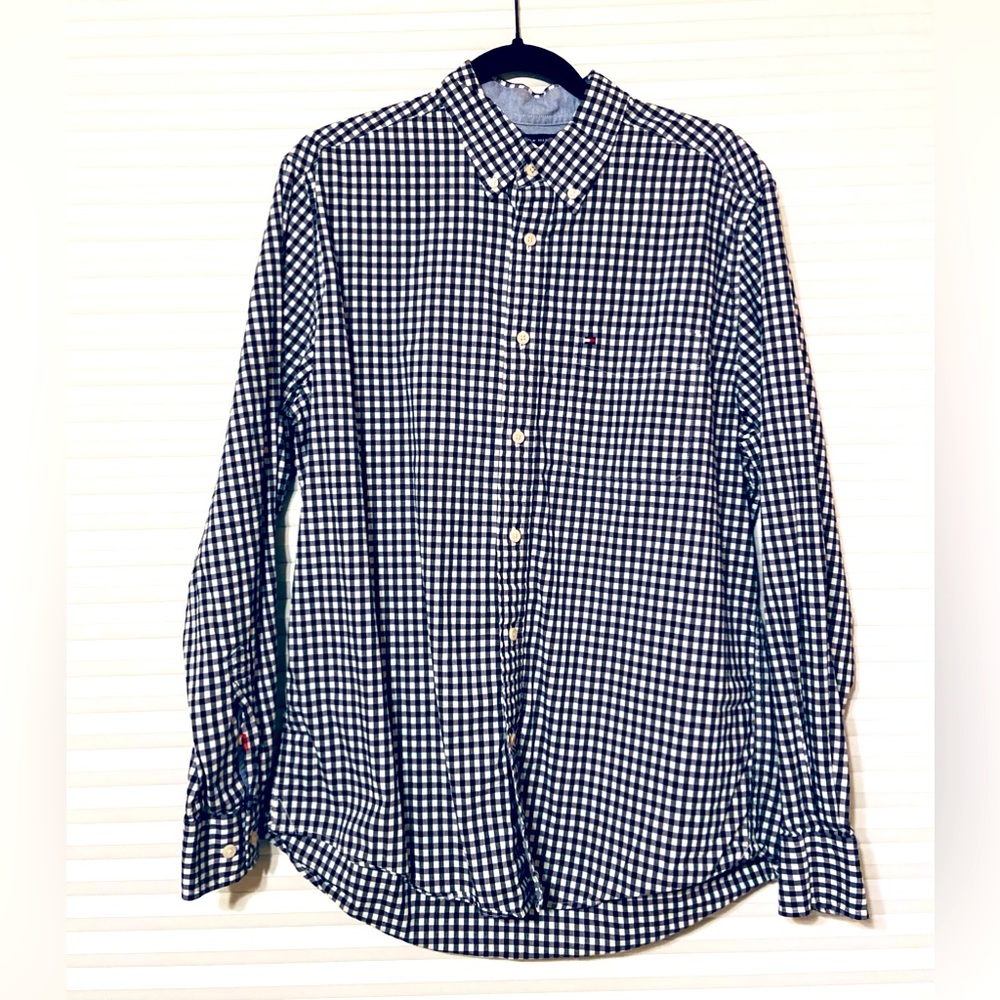 Tommy Hilfiger men’s classic fit casual button down shirt (lightly used)